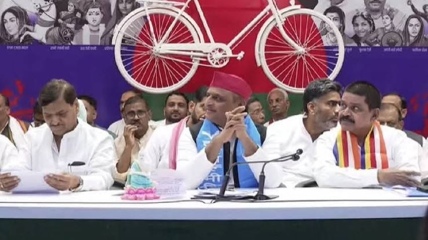 यूपी चुनाव: पूर्व IAS समेत कई दिग्गजों ने थामा ‘साइकिल’ का हाथ, अखिलेश बोले- ‘पूरब-पश्चिम हिल गया’