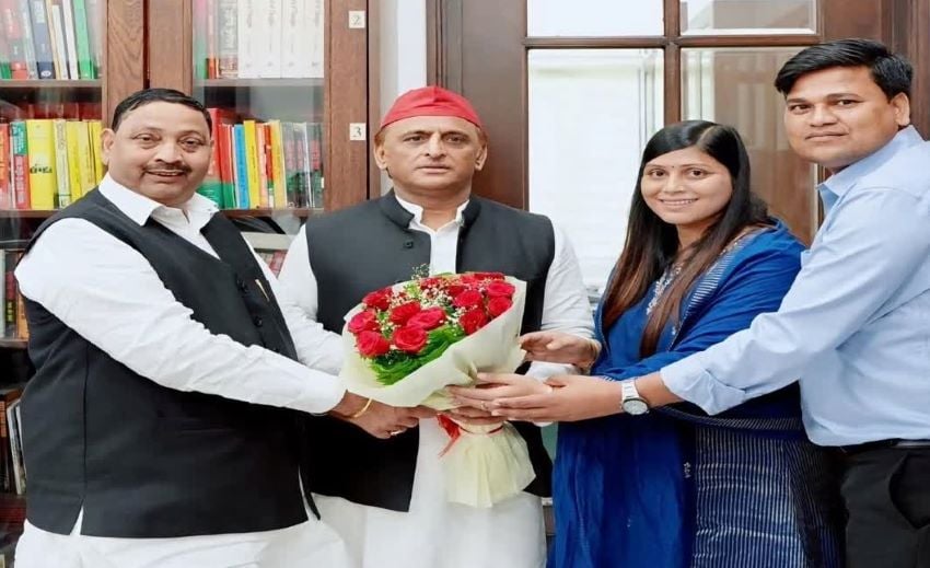 अखिलेश यादव से मिले पूर्व सांसद धर्मेंद्र कश्यप, बेटी कृति के टिकट को लेकर अटकलें तेज
