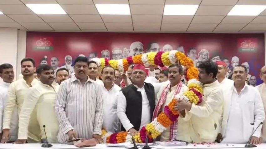 सियासी उलटफेर: अखिलेश ने बढ़ाई ताकत, बृजभूषण के करीबियों ने छोड़ा साथ, जानें मामला