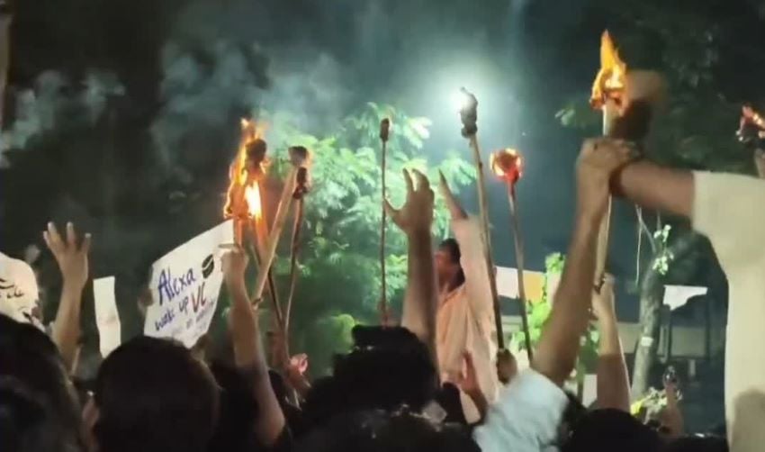न भूख की परवाह, न प्रशासन का खौफ: AMU में अचानक आधी रात क्यों निकाली गई ‘मशाल रैली’?