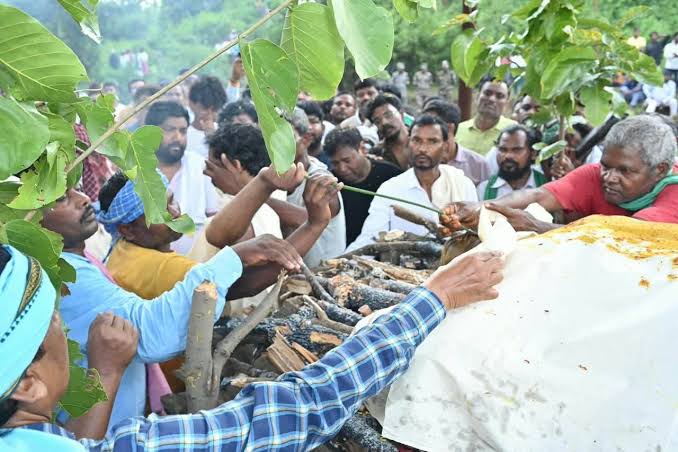 मां को अंतिम विदाई देते छलक पड़े CM हेमंत सोरेन के आंसू, उसी घाट पर हुआ रूपी सोरेन का अंतिम संस्कार जहां पंचतत्व में विलीन हुए थे गुरुजी