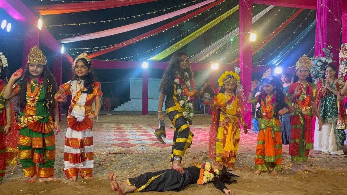 अशोका रतन में गरबा की धूम, माता के नौ स्वरूपों में सजे बच्चे, झांकी से भक्तिमय हुआ माहौल