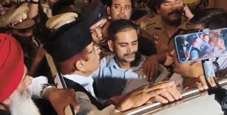 आजम की रिहाई पर हाई-वोल्टेज ड्रामा: बाहर आते ही अधिकारियों पर बरसे खान, बेटे की रिहाई पर आतिशबाजी