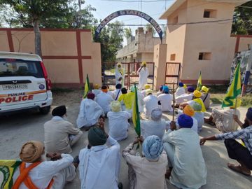 तरनतारन में किसानों ने झबाल और खालड़ा पुलिस थानों का किया घेराव, मृतक का शव सौंपने की मांग