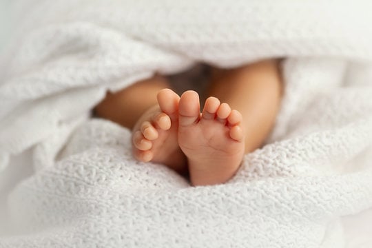 झोले में नवजात बच्ची को डालकर फेंकने पहुंची महिला, ग्रामीणों ने पकड़ा, मुखिया प्रतिनिधि ने बचाई जान