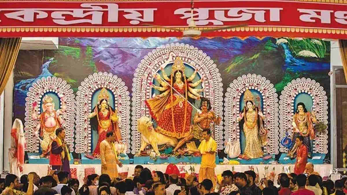 बांग्लादेश: दुर्गा पूजा उत्सव पर चरमपंथ का साया, 34 हिंदू मंदिरों पर हमले, मूर्तियों के साथ तोड़फोड़