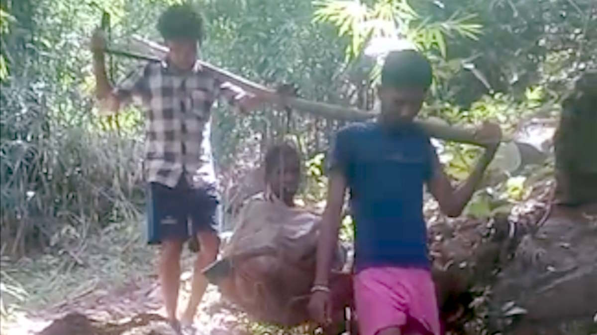 आमचो बस्तर! सड़क नहीं होने से बीमार महिला को कावड़ में अस्पताल ले जाने को मजबूर ग्रामीण…