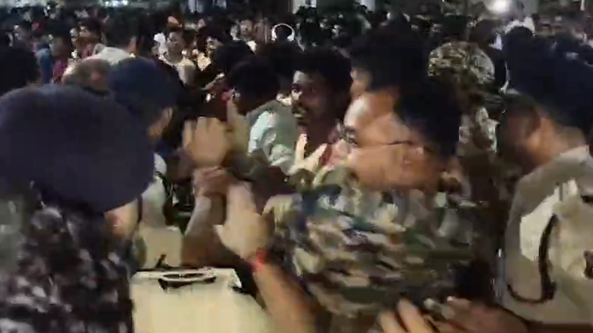 बस्तर दशहरा: फूल रथ की परिक्रमा के दौरान हुआ जमकर बवाल, ग्रामीणों और पुलिस के बीच हुई झड़प, जानिए पूरा मामला…