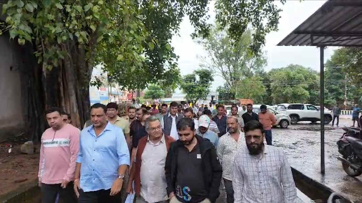 त्योहारी सीजन में अतिक्रमण पर कार्रवाई की चेतावनी पर भड़के व्यापारियों ने निकाली रैली, एसडीएम के आश्वासन पर बनी बात