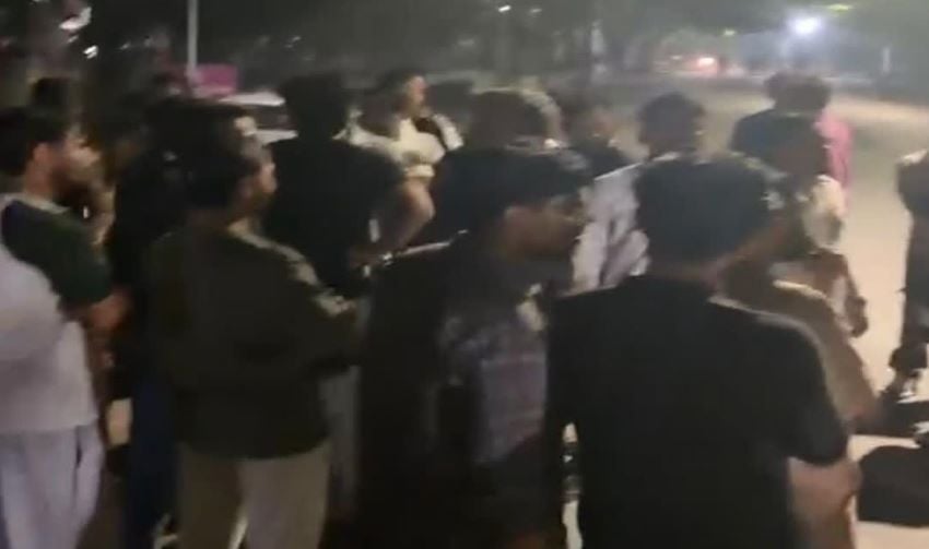 सड़कों पर उतरे IITian: हॉस्टल चुनाव में मनमानी के खिलाफ आधी रात गरमाया BHU कैंपस, जानें मामला