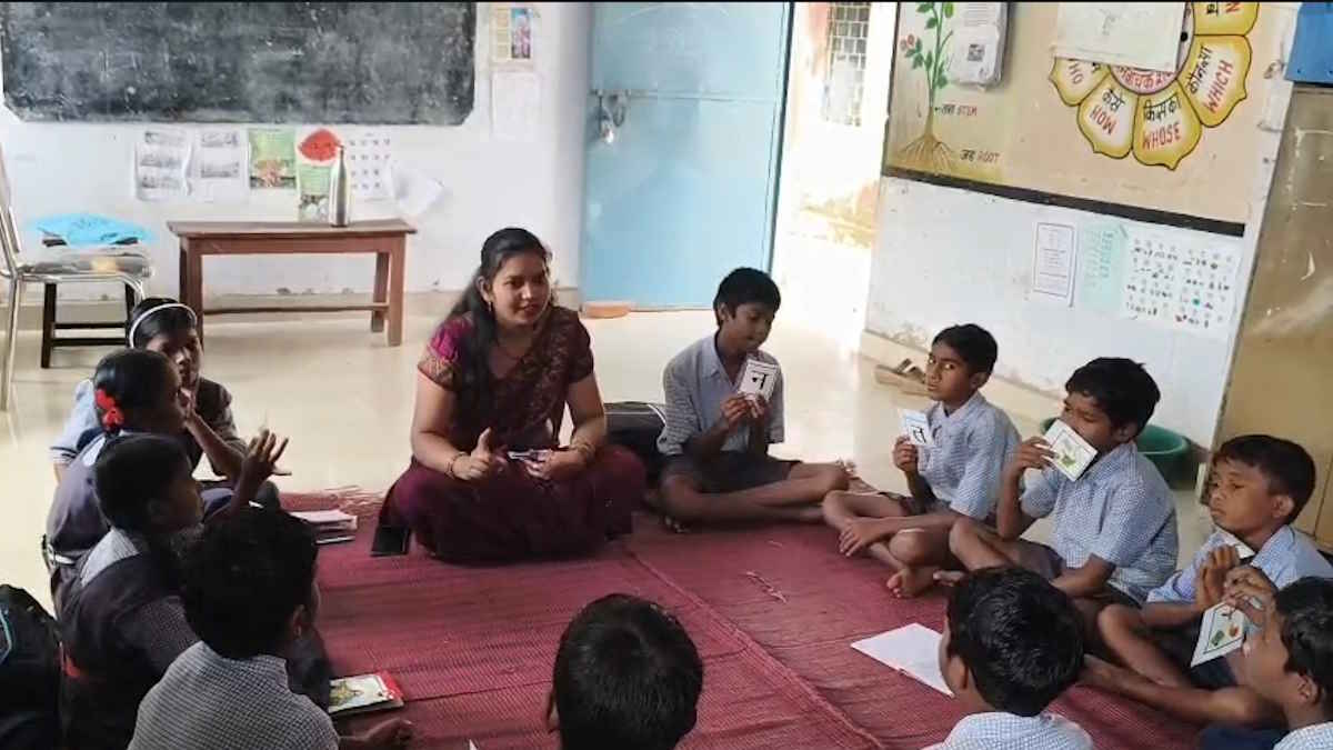 शिक्षा में नई पहल: बच्चों को गणित में जोड़-घटाने के साथ हिन्दी-अंग्रेजी के अक्षरों का मूलभूत ज्ञान दे रही हैं बिहान दीदियां…