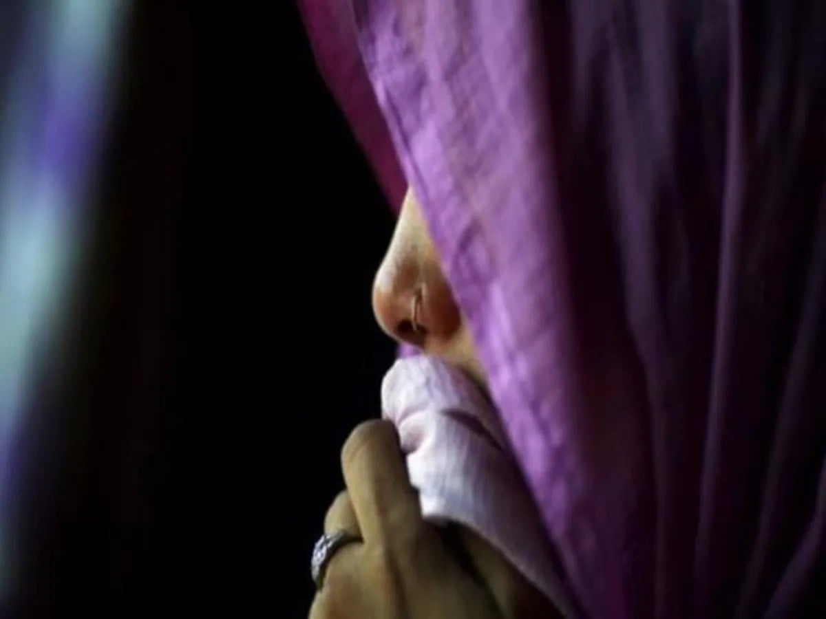 खूबसूरत बहू, नामर्द बेटा और सिरफिरा ससुर! बंद कमरे में ससुर ने बहू को दिया ऐसा ऑफर कि मच गया बवाल