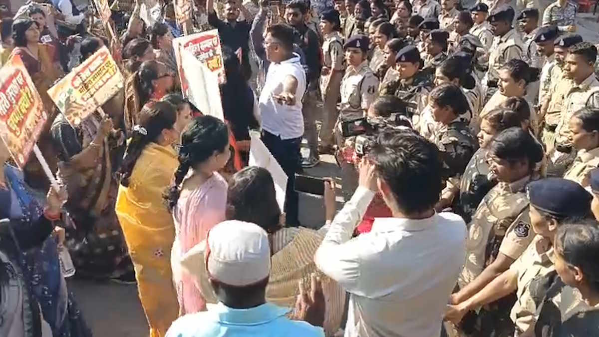 कांग्रेस सांसद और जेएनयू के बर्खास्त प्रोफेसर एकोइजम के विरोध में भाजपा महिला मोर्चा ने किया राजीव भवन का घेराव