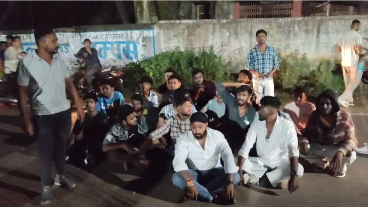 भाजपा नेता से मारपीट-लूट का आरोप: कार्रवाई नहीं होने से नाराज भाजपाई थाने के सामने धरने पर बैठे