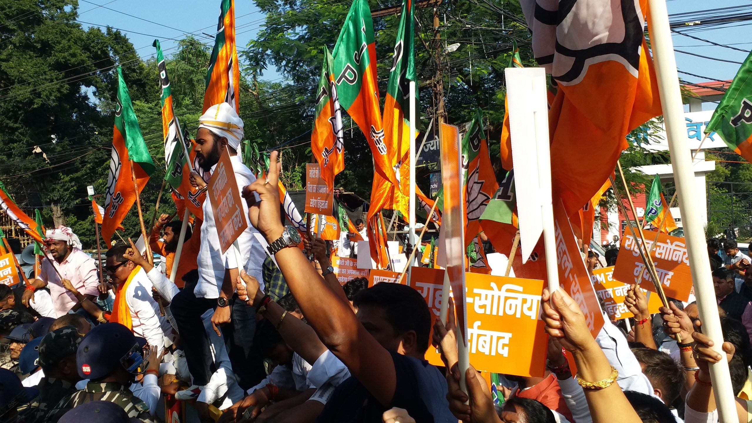 Jharkhand Politics: खड़गे के बयान पर रांची में सियासी संग्राम, कांग्रेस-बीजेपी कार्यकर्ता आमने-सामने, बैरिकेडिंग पर रुका मार्च