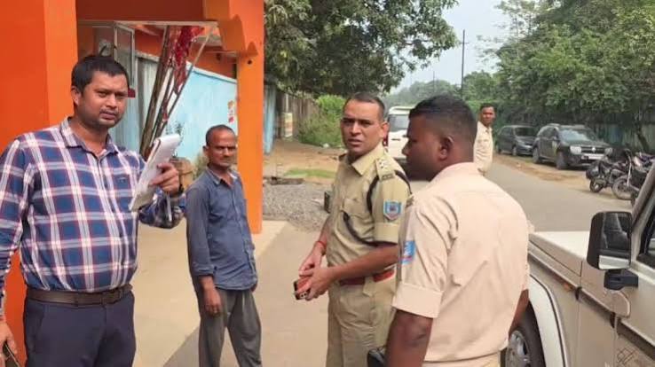 Bokaro Crime News: बोकारो में दिनदहाड़े 21.40 लाख की लूट, कैश लेकर जा रहे कंपनीकर्मी को बाइक से गिराया; हेलमेट पहने बदमाश फरार