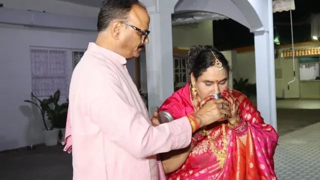 ‘अर्नब’ के चक्कर में भूखी रहीं सुहागिनें! ज्यादातर इलाकों में नहीं दिखा चांद, डिप्टी CM ने पत्नी संग की पूजा