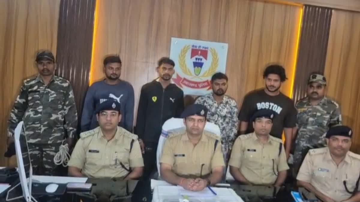 Ranchi Crime: रांची में 4000 पुड़िया ब्राउन शुगर के साथ 4 युवक गिरफ्तार, 2 बाइक और स्कूटी समेत लाखों का सामान जब्त