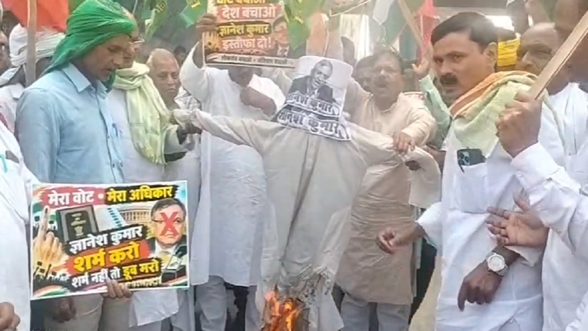 मोहनियां में ‘वोट चोरी’ के खिलाफ विपक्ष का प्रदर्शन, ज्ञानेश कुमार का फूंका पुतला