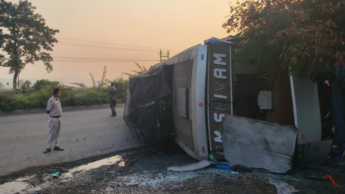 Seraikela Bus Accident: NH-33 पर पलटी शिवम बस, 3 यात्री गंभीर रूप से घायल, 25-30 लोग थे सवार
