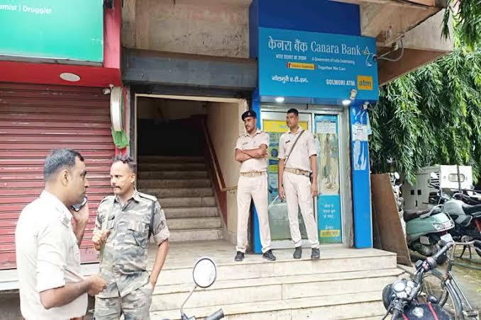 Jamshedpur Bank Robbery: 16 दिन बाद भी पुलिस के हाथ खाली, 23 किलो सोना और 43 लाख की लूट में पांच आरोपियों पर इनाम