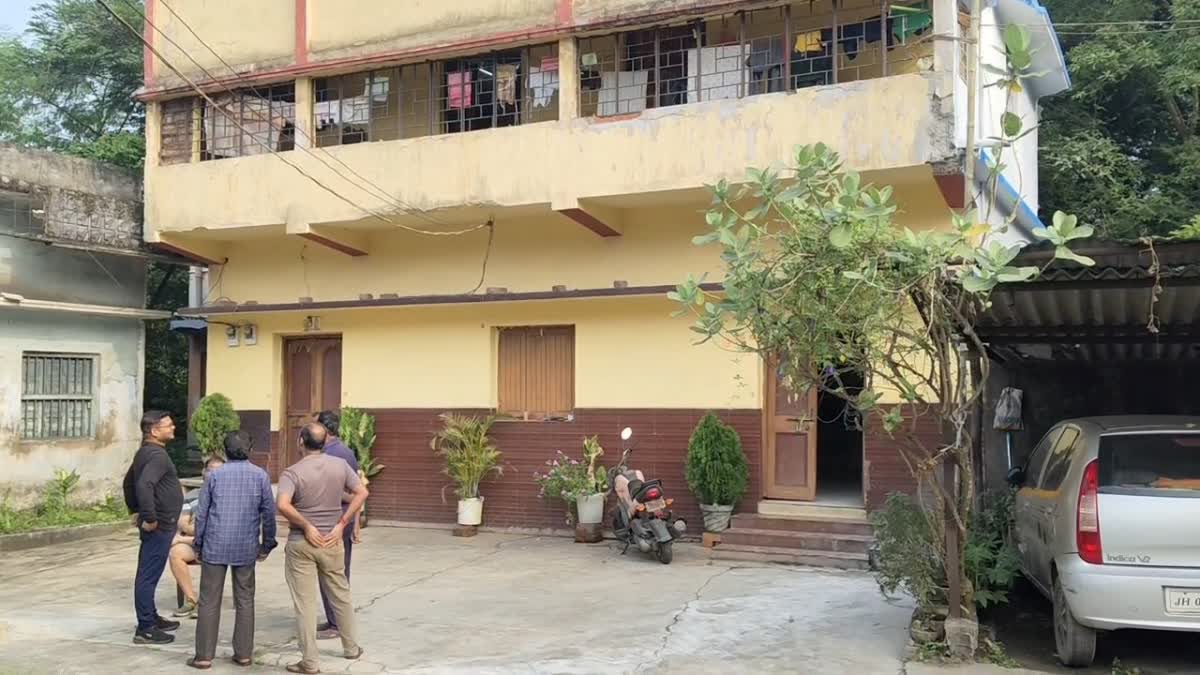 Chandil Robbery: चांडिल में थाने से 100 मीटर दूर बड़ी डकैती, हथियारबंद बदमाशों ने परिवार को बनाया बंधक, सोने-चांदी के जेवर लूटे