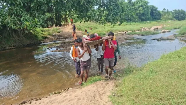 Chatra News: एंबुलेंस गांव तक नहीं पहुंची तो गर्भवती महिला को खाट पर उठाकर ले गए ग्रामीण, एक किमी पैदल चलने की मजबूरी