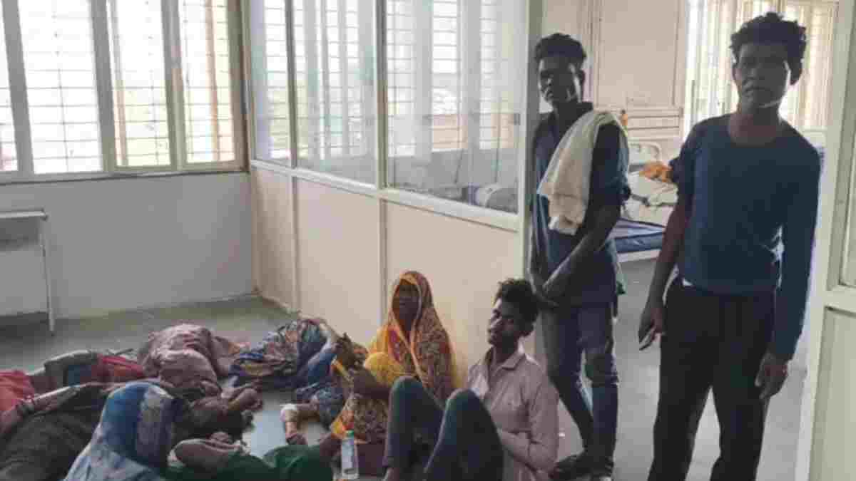 छतरपुर में मजदूरों से भरी पिकअप पलटी, 27 लोग घायल, मूंगफली तोड़ने आ रहे थे सभी