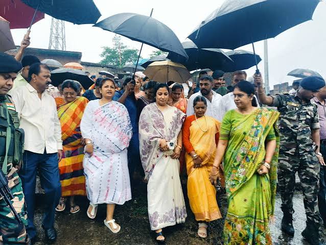 बारिश के बीच छठ घाटों पर पहुंचीं कल्पना सोरेन : व्यवस्था का लिया जायजा, उपचुनाव की तैयारियों के बीच श्वेता शर्मा भी रहीं साथ