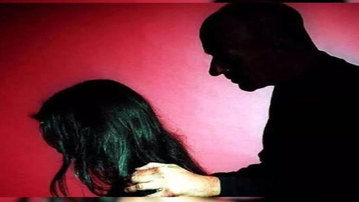 स्कूल में प्रभारी प्राचार्य ने की छात्रा से छेड़छाड़, फिर घर पहुंचकर धमकाया, ग्रामीणों ने कर दिया पुलिस के हवाले