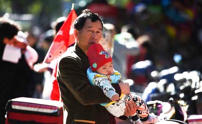 बूढ़ा हो रहा चीन, 9 साल बाद बीजिंग में हर तरफ दिखेंगे बूढ़े ; आबादी बढ़ाने निकाल रहा नई-नई तरकीब