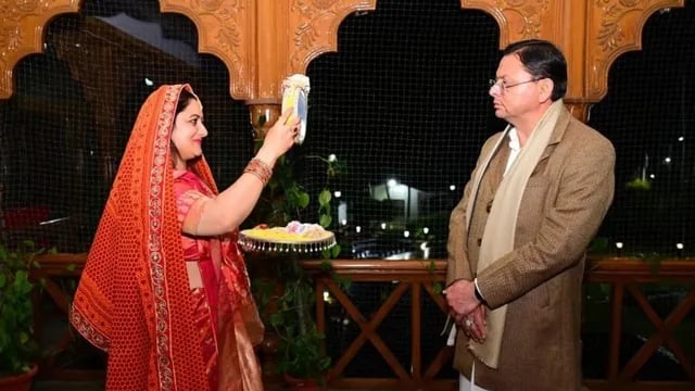 देहरादून में करवाचौथ की धूम: पतियों की लंबी उम्र के लिए सुहागिनों ने रखा व्रत, CM धामी ने पत्नी संग विधि-विधान से की पूजा