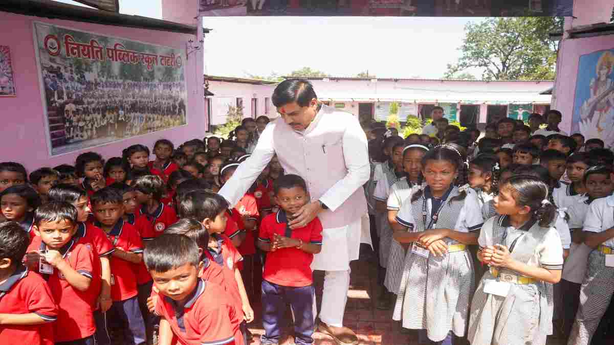 मुख्यमंत्री डॉ. यादव काफिला रुकवाकर पहुंचे स्कूल, बच्चों से किया आत्मीय संवाद