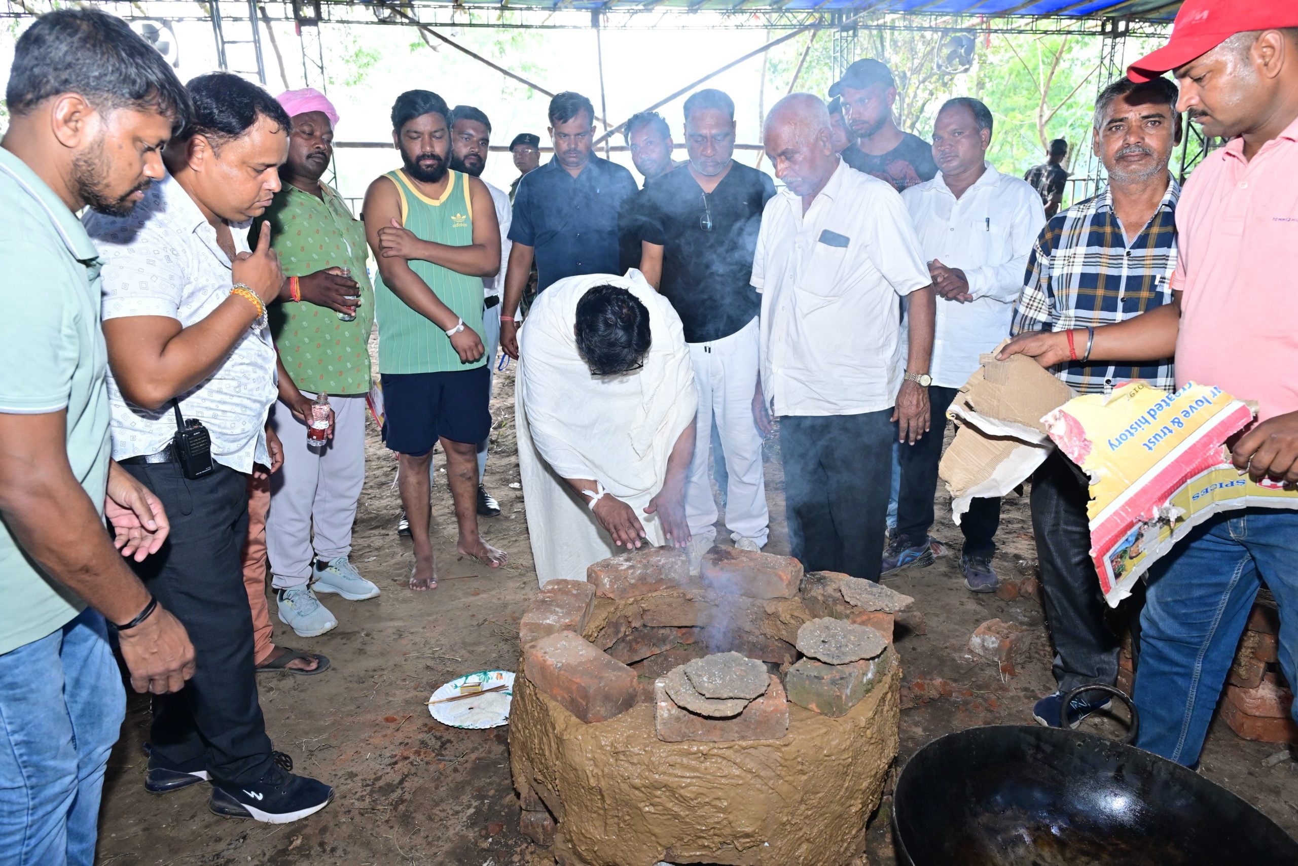 Jharkhand News: मां के श्राद्धकर्म में पारंपरिक रीति-रिवाज निभा रहे CM हेमंत सोरेन, चूल्हे की पूजा कर प्रज्वलित की अग्नि