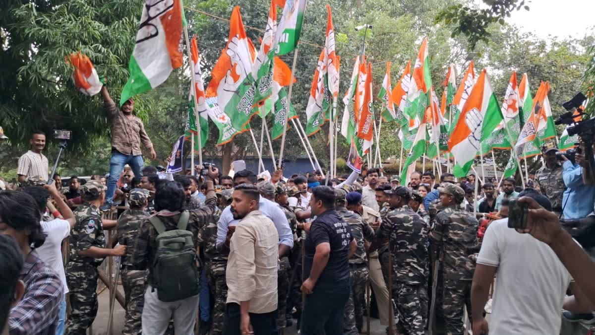 Jharkhand Politics: रांची में यूथ कांग्रेस का हंगामा, CEO कार्यालय के बाहर बैरिकेडिंग तोड़ने की कोशिश, ज्ञानेश कुमार के इस्तीफे की मांग