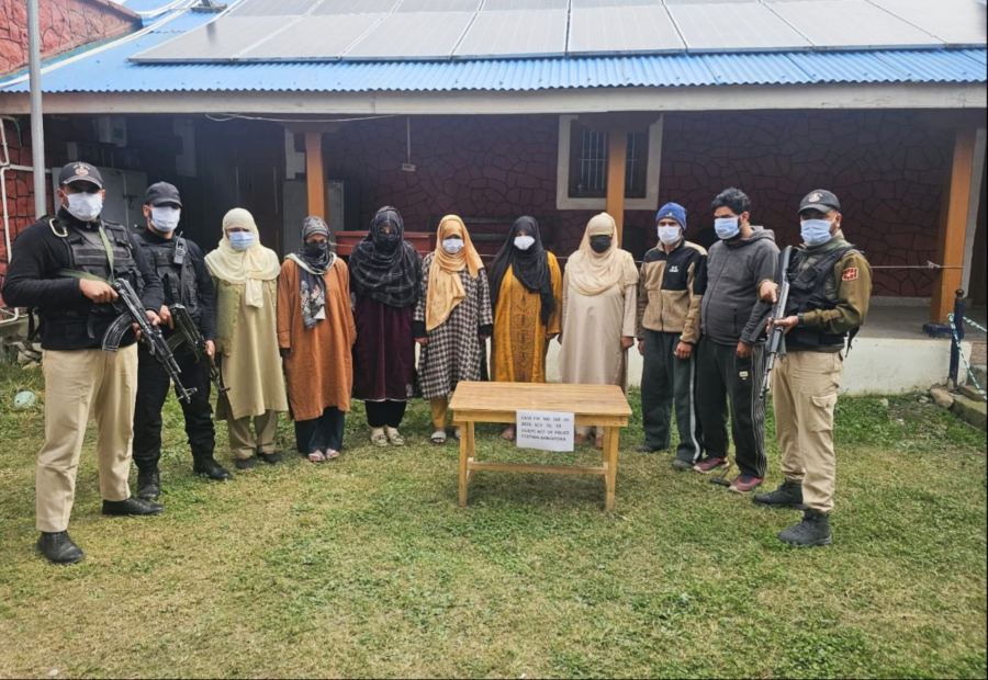 कश्मीर में 6 गिरफ्तार, प्रतिबंधित संगठन से संबंध का आरोप, 4 महिलाएं भी शामिल: होटल में हुई थी 14-15 सीक्रेट मीटिंग्स, सीमा पार से फंडिंग का शक