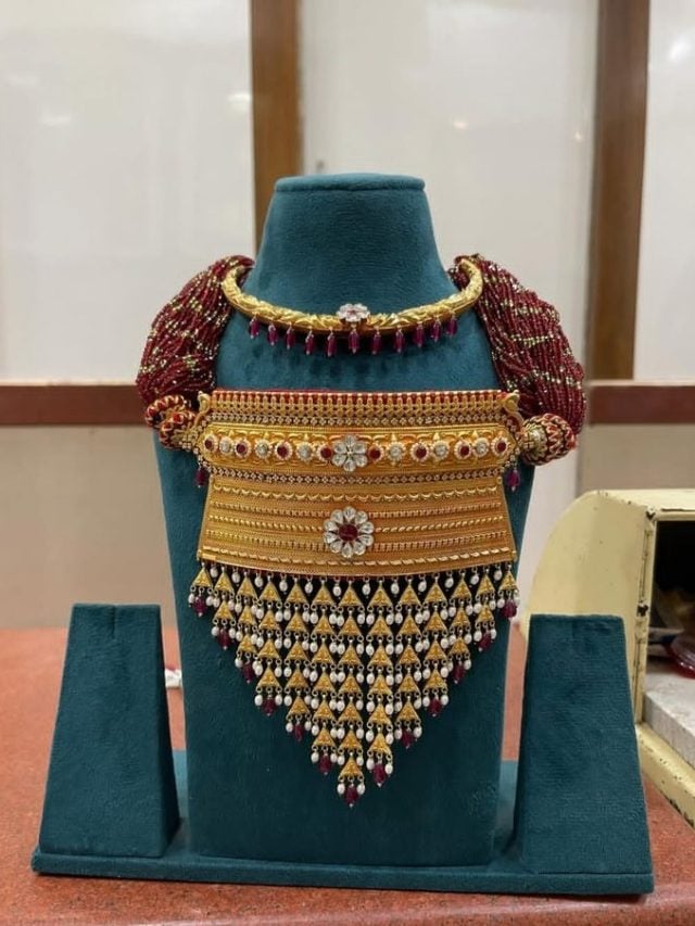 Karwa Chauth Special: लाल साड़ी के साथ खूब जचेंगे ये गोल्ड ज्वेलरी कॉम्बिनेशन