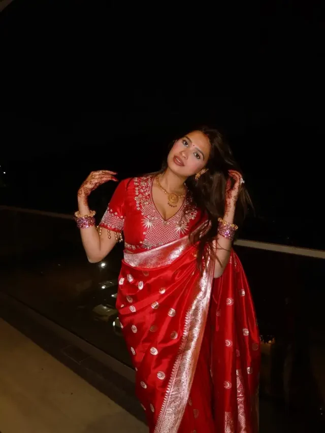 कुमार विश्वास की बेटी लाल साड़ी, कांच की चूड़ियां और मेहंदी लगा सजीं, पति संग देसी रूप में छाईं अग्रता