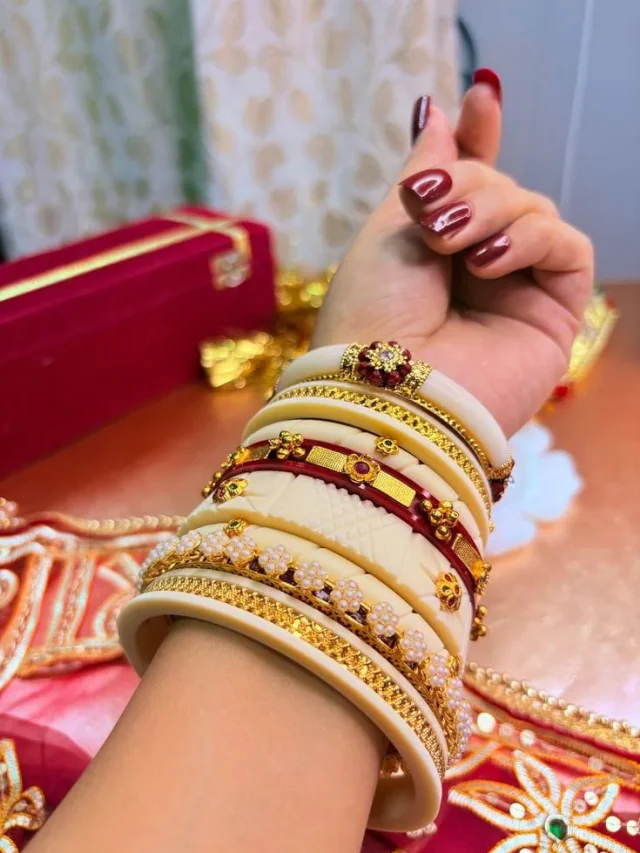लाल-हरी चूड़ियों से हटकर  करवाचौथ पर पहनें ये 8 डिजाइन, सुंदर लगेंगे हाथ