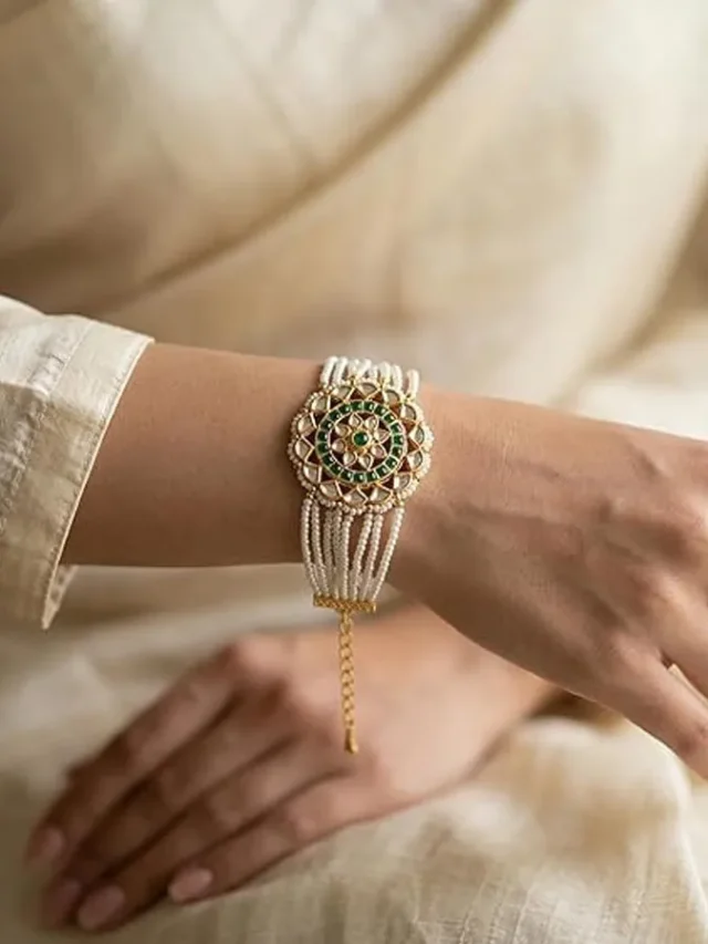 Karwa Chauth 2026 पर ट्राई करें ये 4 कुंदन कड़े, हर आउटफिट पर लगेंगे खूबसूरत