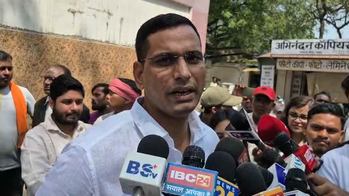कोयला घोटाला: आरोपी पूर्व विधायक चंद्रदेव राय, विनोद तिवारी के साथ कोर्ट पहुंचे विधायक देवेंद्र यादव, कहा- न्यायालय पर पूरा भरोसा, पर सरकार पर नहीं…
