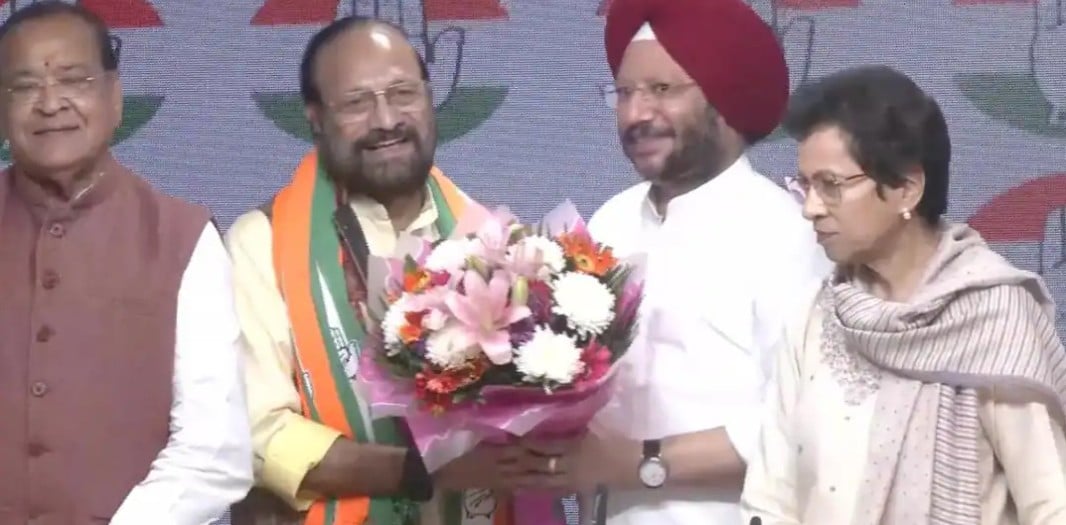 गायक जुबिन नौटियाल के पिता की कांग्रेस में ‘घर वापसी’: कुमारी शैलजा बोलीं- ‘भाजपा में घुट रहा था दम
