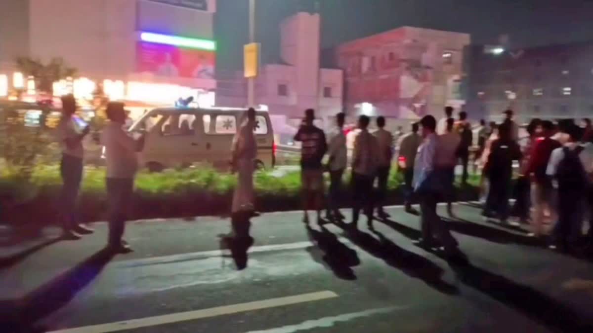 Dhanbad Road Accident: आठ लेन सड़क पर हाइवा की चपेट में आया युवक, मौत के बाद शव के ऊपर से गुजरते रहे वाहन