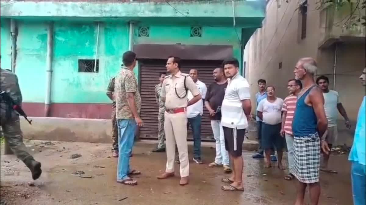 धनबाद में पुरोहित की खौफनाक हत्या से सनसनी: घर में मिला खून से लथपथ शव, गला घोंटने के बाद चाकू से वार की आशंका