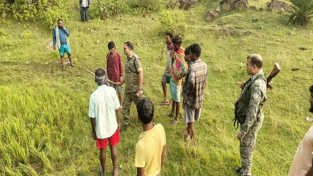 Dumka Crime: दुमका में 14 साल की छात्रा की हत्या से हड़कंप, घर से 500 मीटर दूर झाड़ी में मिला शव, सामूहिक दुष्कर्म की आशंका