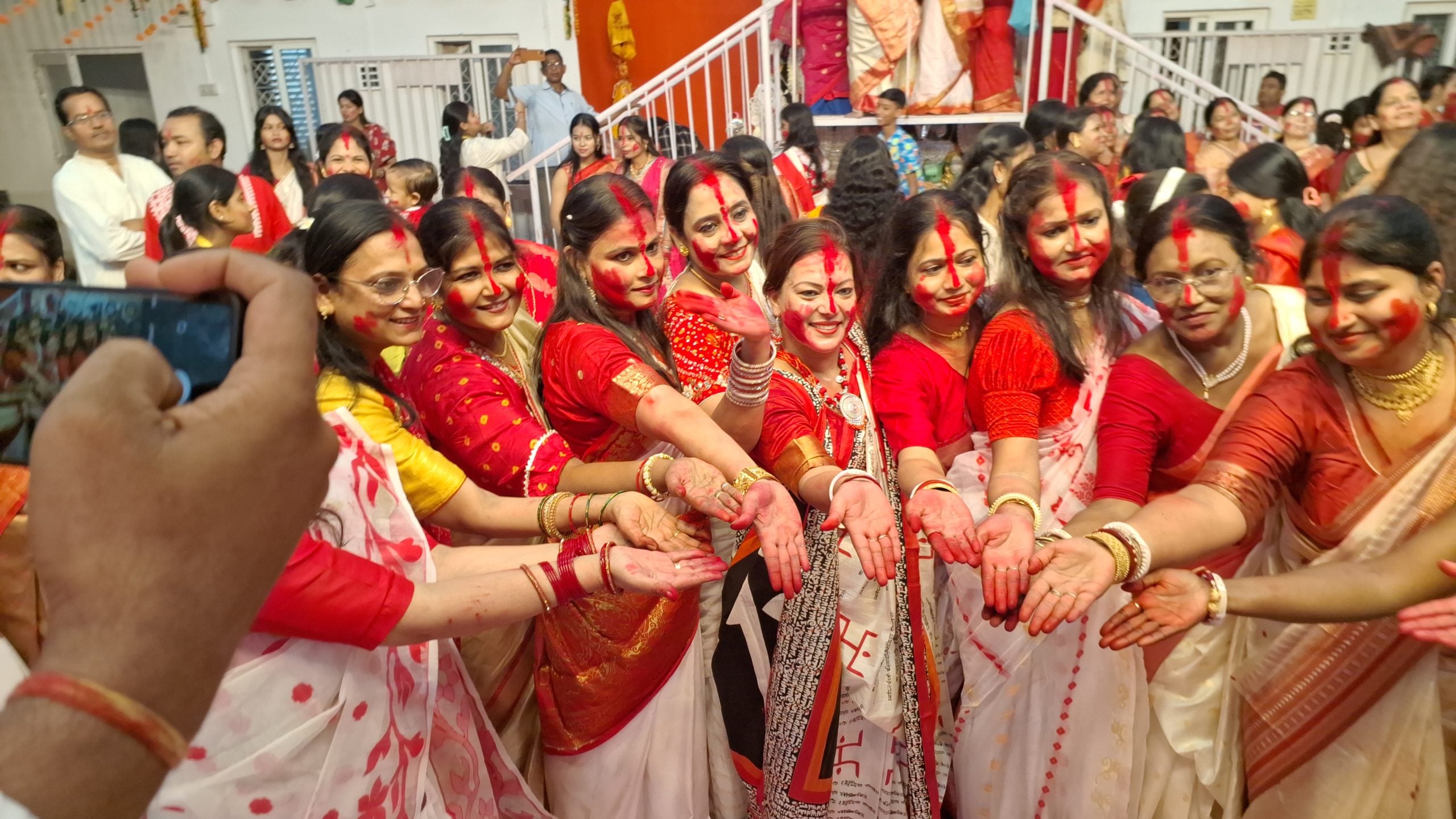 Jharkhand News: नम आंखों से मां दुर्गा को विदाई, पलामू में सिंदूर खेला तो जामताड़ा में कंधे पर उठाकर निकाली गई विसर्जन यात्रा