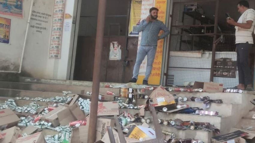 शराब ठेके पर आखिर क्यों टूट पड़ीं महिलाएं? एटा की सड़क पर मचे बवाल की इनसाइड स्टोरी