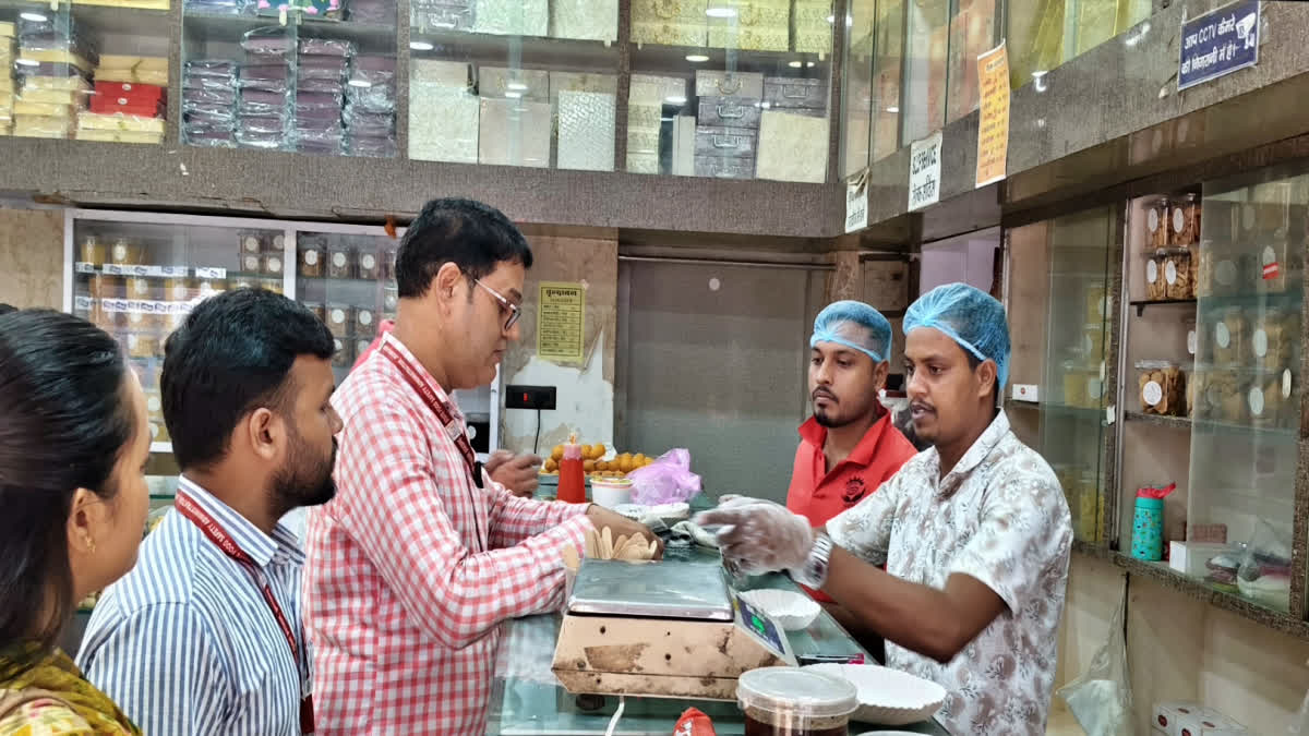 Deoghar News: देवघर की 100 दुकानों पर खाद्य सुरक्षा विभाग की छापेमारी, जांच के लिए लिए गए 15 सैंपल