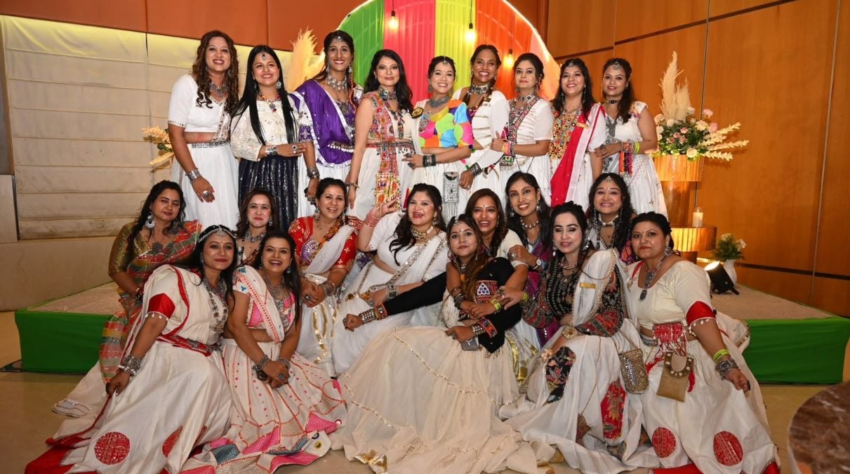 ‘नियॉन रास गरबा 1.0’ : चौकड़ी-छकड़ी की ताल पर जमकर थिरके रायपुरियंस, रायपुर रोटरी क्लब कॉस्मो डिवास ने किया शानदार आयोजन