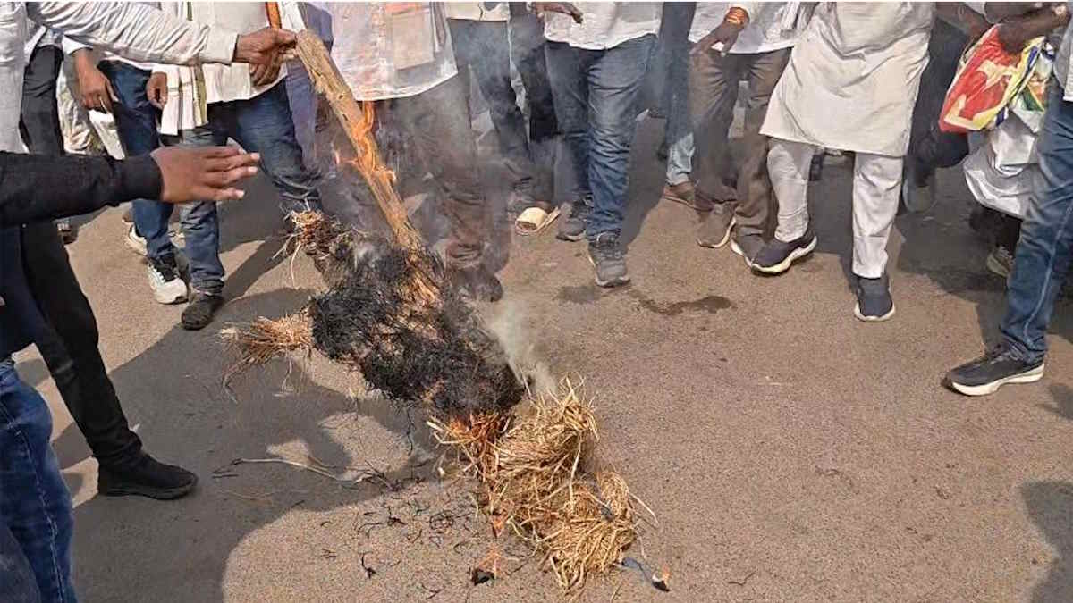भ्रष्टाचार, अव्यवस्थाओं और गुणवत्ताहीन निर्माण कार्यों के खिलाफ कांग्रेस का प्रदर्शन, फूंका नगरीय प्रशासन मंत्री का पुतला…